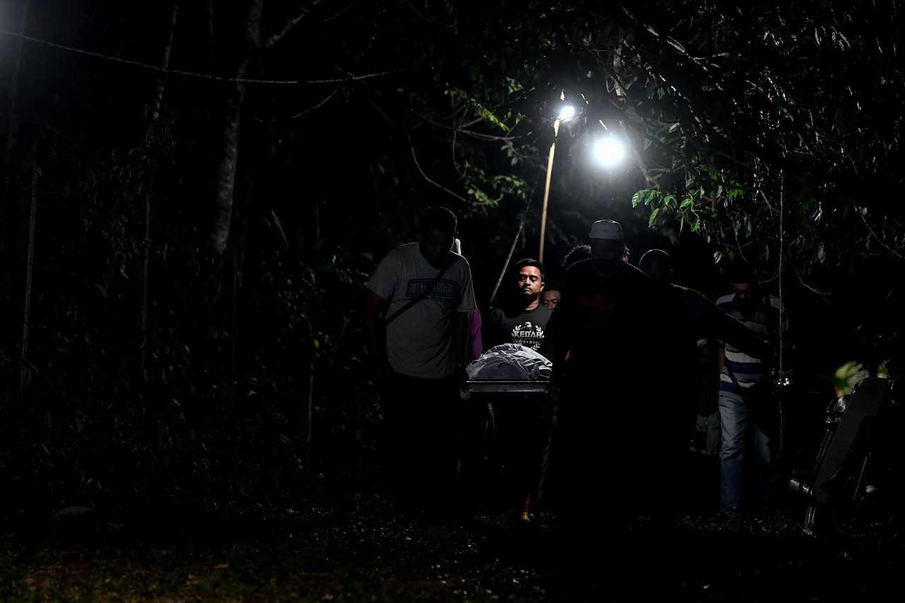 Anggota keluarga serta penduduk setempat mengusung jenazah tiga sekeluarga yang maut dalam kejadian banjir di Kampung Iboi sebelum dikebumikan di Tanah Perkuburan Islam Kampung Charuk Bemban hari ini.
Jenazah Nurul Anis Abu Hassan, 23 yang hamil empat bulan serta ibu mentuanya, Salmah Mat Akib, 53 dan adik ipar, Khairul Ikhwan Nor Azman, 14, selesai dikebumikan kira-kira pukul 5.30 pagi tadi.
Turut dikebumikan janin yang dikandungkan Nurul Anis. Gambar: Bernama