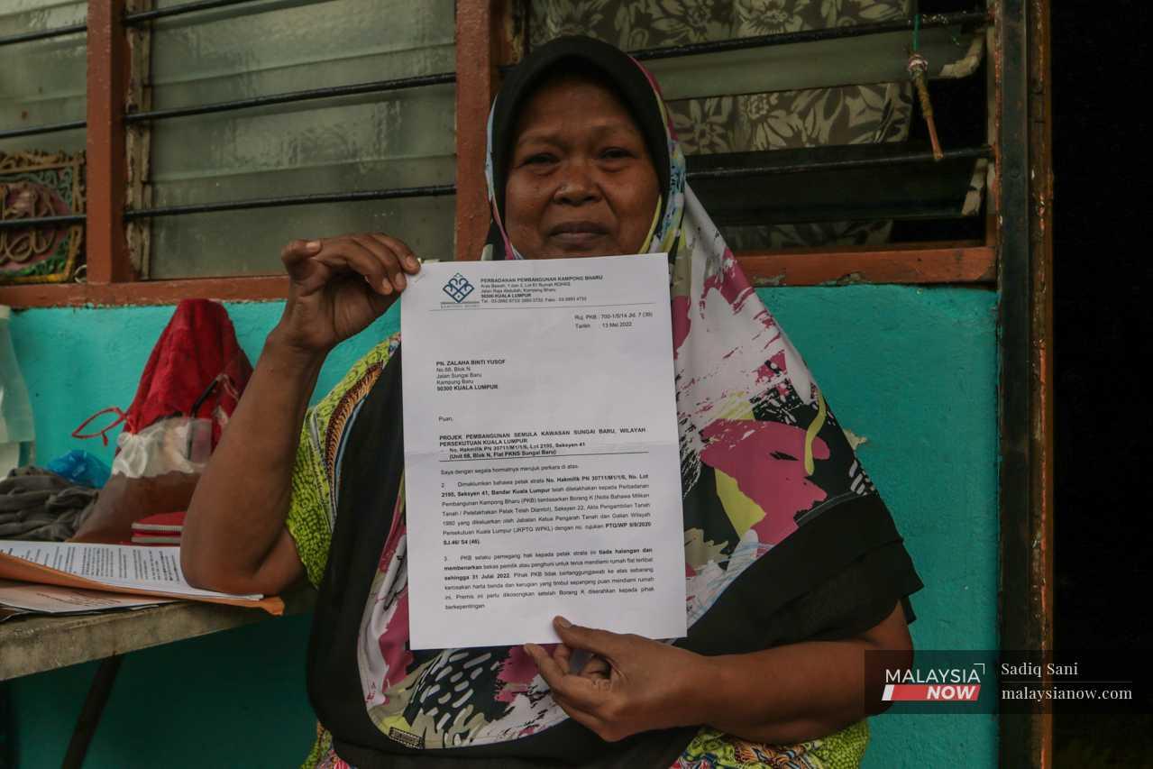 Seorang penduduk dikenali sebagai Roziah memegang sepucuk surat dari Perbadanan Pembangunan Kampong Bharu yang mengarahkan supaya dia mengosongkan unit yang didudukinya bagi pelaksanaan projek pembangunan semula itu.