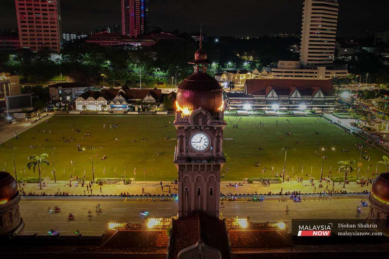 Jarum analog gergasi di bangunan Sultan Abdul Samad menunjukkan waktu hampir pukul 1 pagi, namun kemeriahan di Dataran Merdeka masih dirasai.