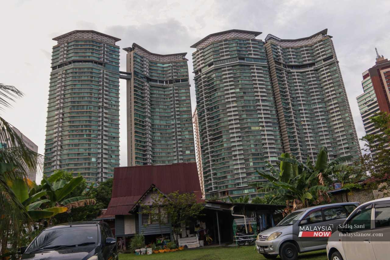 Bangunan tinggi Setia Sky Residence melatari rumah-rumah tradisional di Kampung Baru.