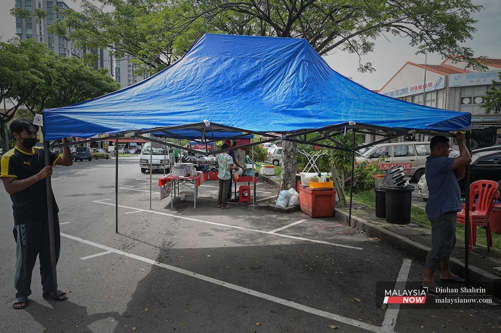 When they arrive, they set up a large blue canopy under which Fadly sells ice-cold juice and soya bean milk. 