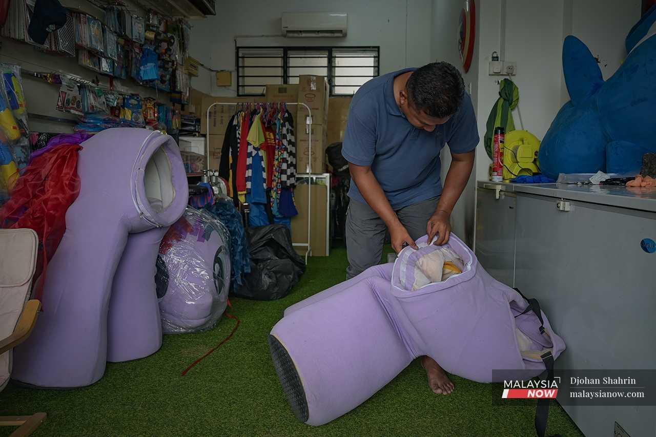 After setting up his stall, he returns to his shoplot where he keeps his mascot: a pastel purple pony which he checks over for damage due to wear and tear. 
