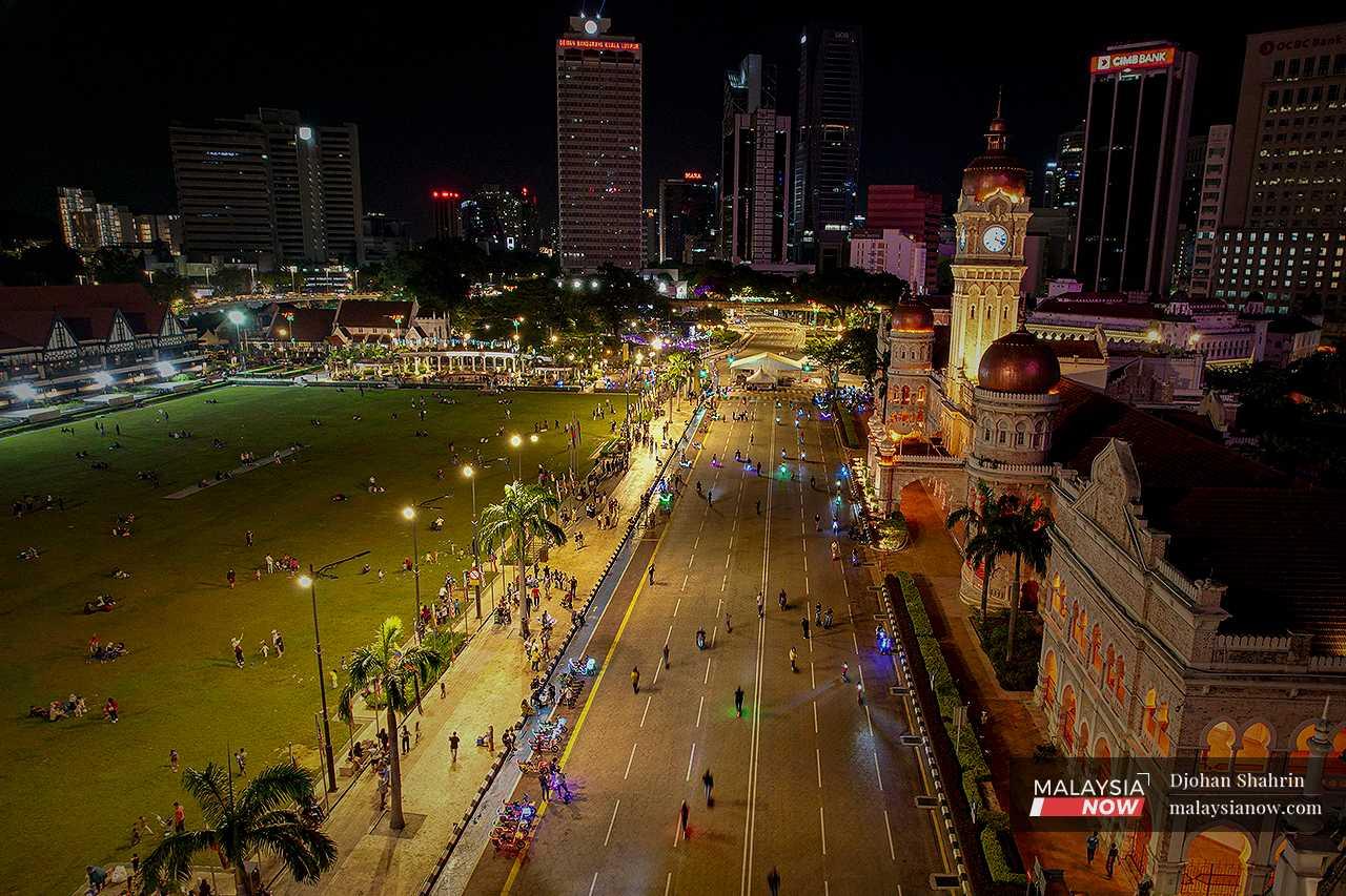 Lampu berwarna-warni skuter elektrik memeriahkan cahaya terang lampu pusat bandar memberikan suasana perayaan di sekitar Dataran Merdeka.