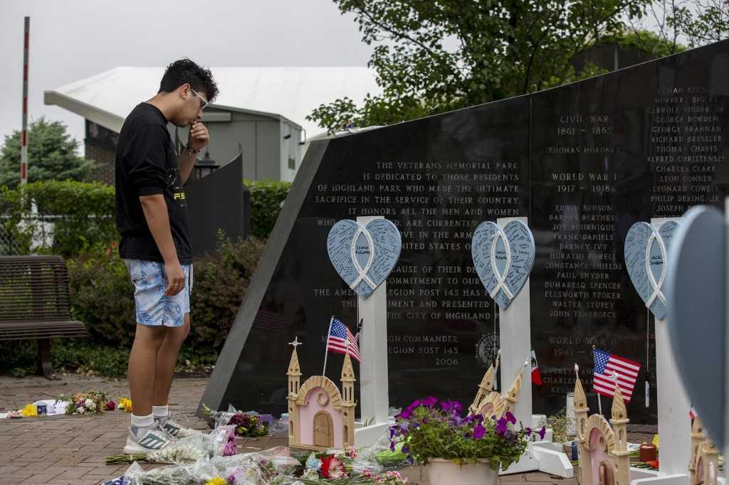 A mourner visits a memorial for the victims of a mass shooting at a July 4 parade, on July 6, in Highland Park, Illinois. Photo: AFP