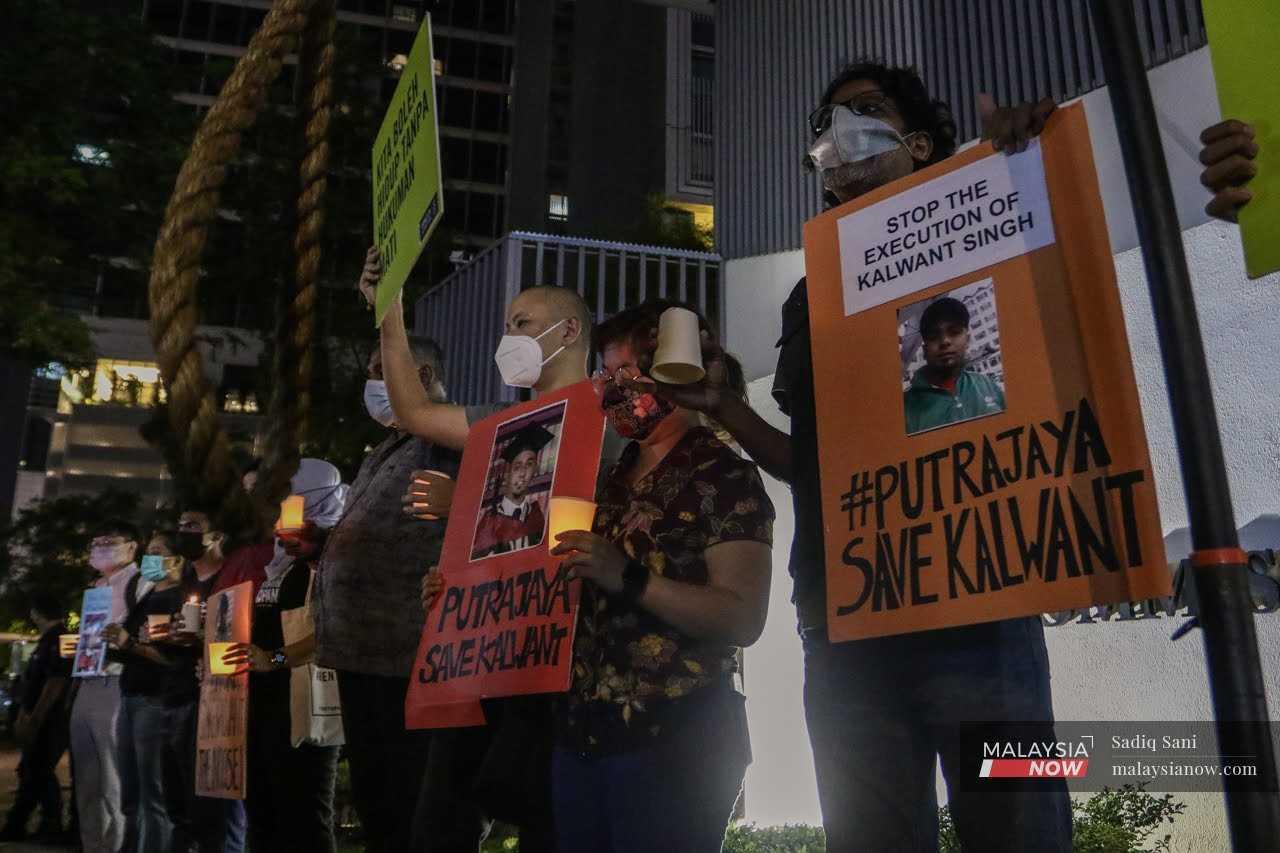 Protesters carry pictures of Kalwant Singh at a candlelight vigil outside the Singapore High Commission in Jalan Ampang, Kuala Lumpur, last night. Kalwant was executed in the island republic this morning for a drug trafficking offence nine years ago. 