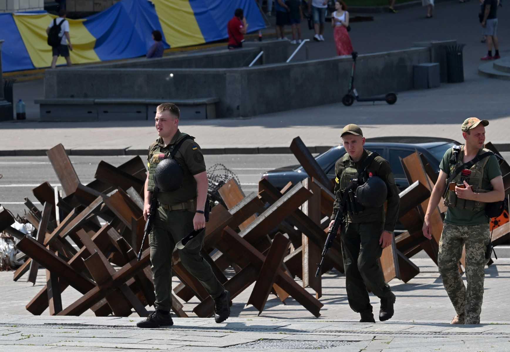 Ukrainian servicemen patrol in the center of Kyiv during hot summer day on July 5, amid the Russian invasion of Ukraine. Photo: AFP 