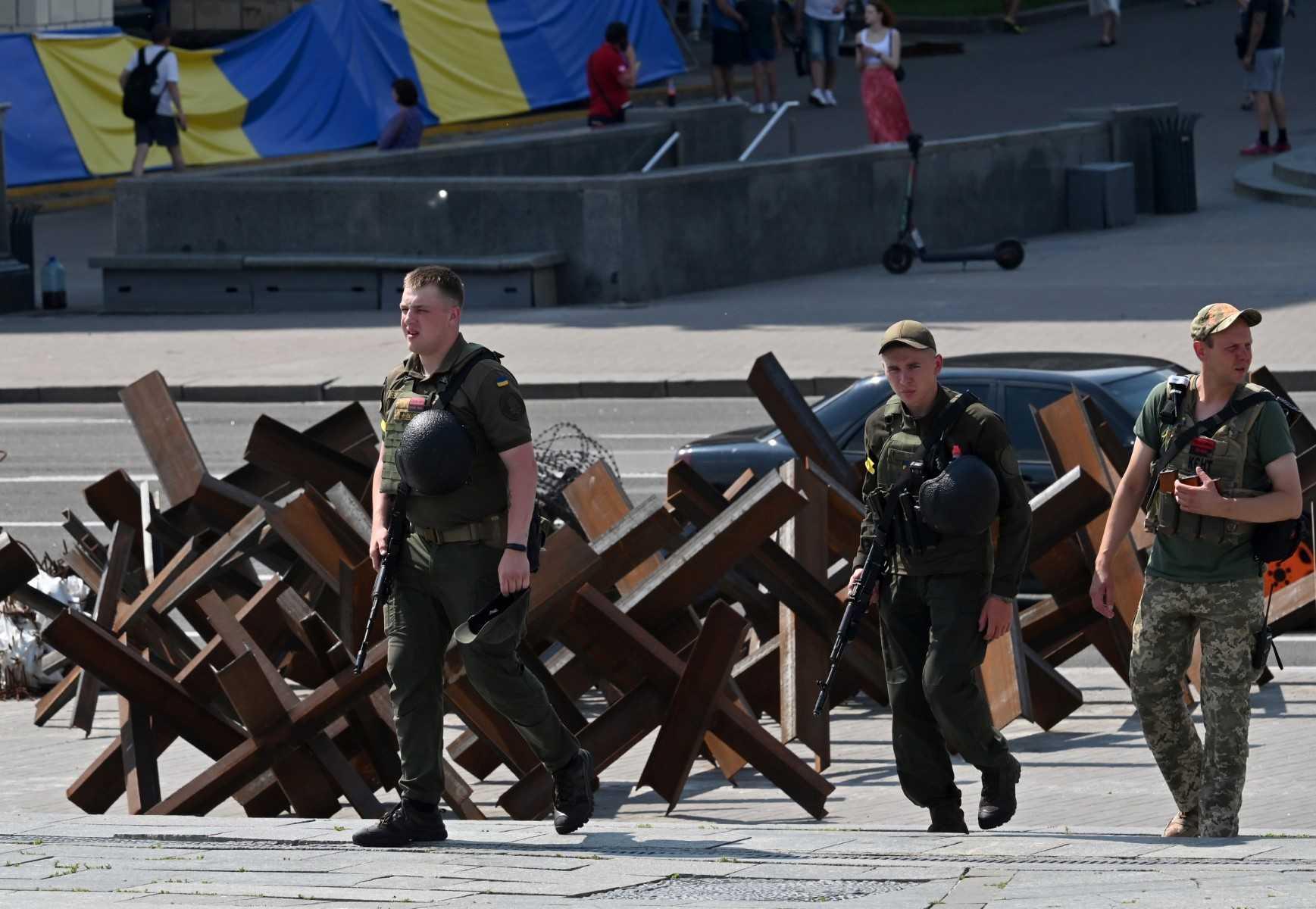 Ukrainian servicemen patrol in the center of Kyiv during hot summer day on July 5, amid the Russian invasion of Ukraine. Photo: AFP