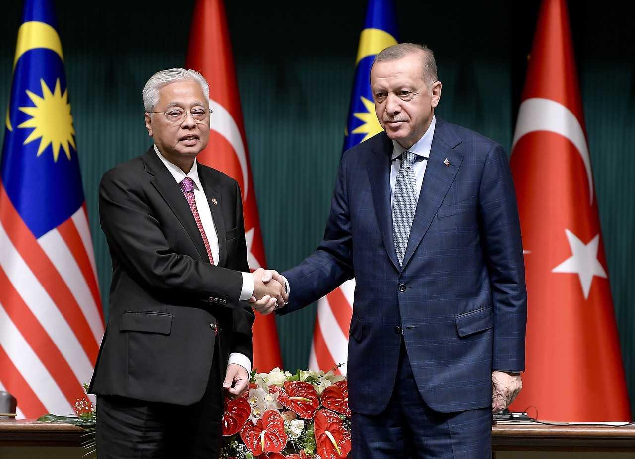 Prime Minister Ismail Sabri Yaakob shakes hands with Turkiye Preisdent Recep Tayyip Erdogan at a joint press conference in Ankara yesterday. Photo: Bernama