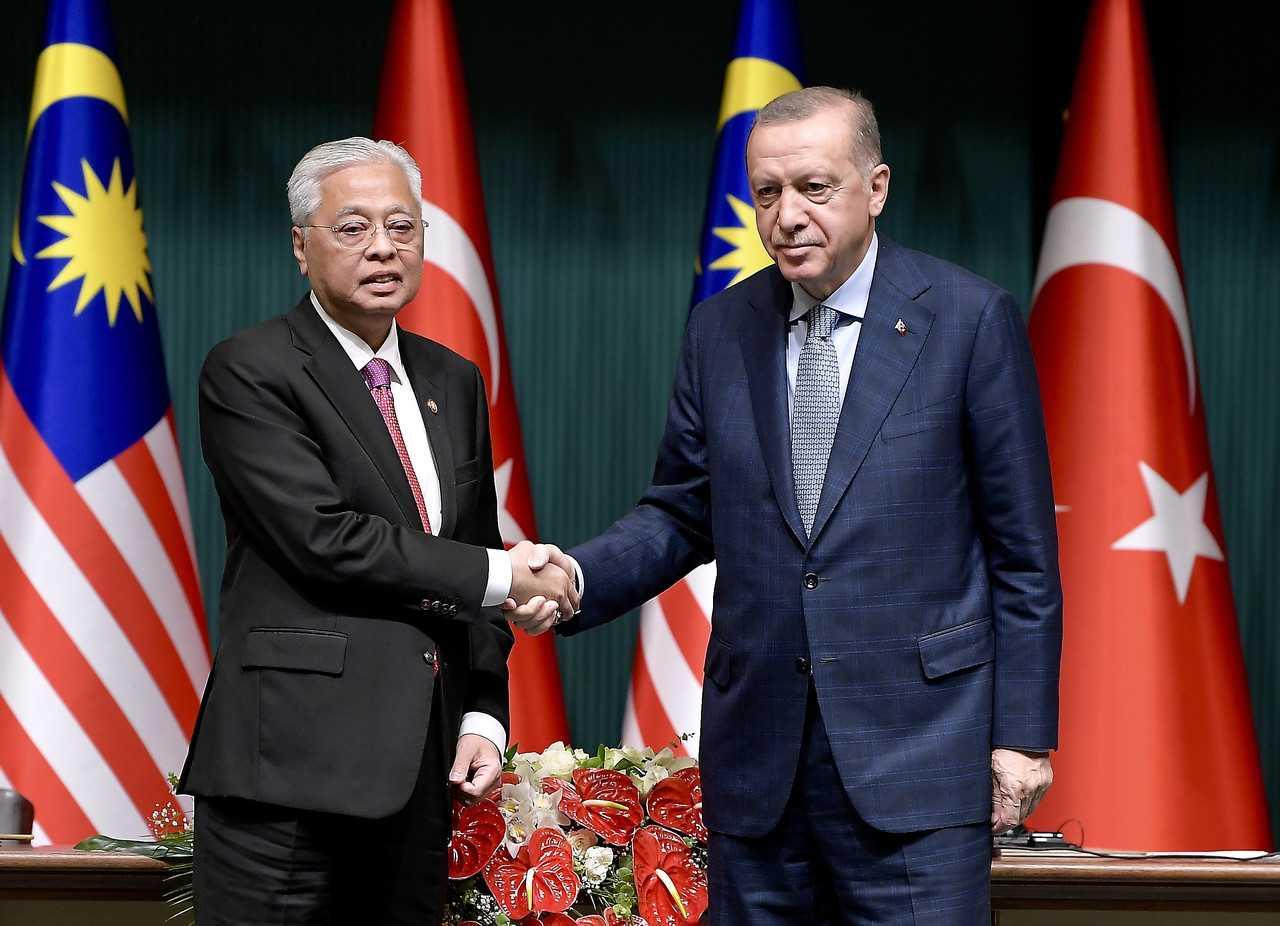 Prime Minister Ismail Sabri Yaakob shakes hands with Turkiye Preisdent Recep Tayyip Erdogan at a joint press conference in Ankara yesterday. Photo: Bernama
