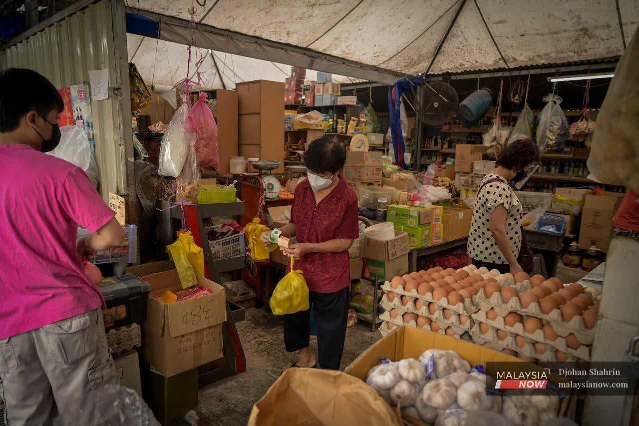 Pelanggan membeli barangan runcit di Pasar Ampang, Kuala Lumpur.