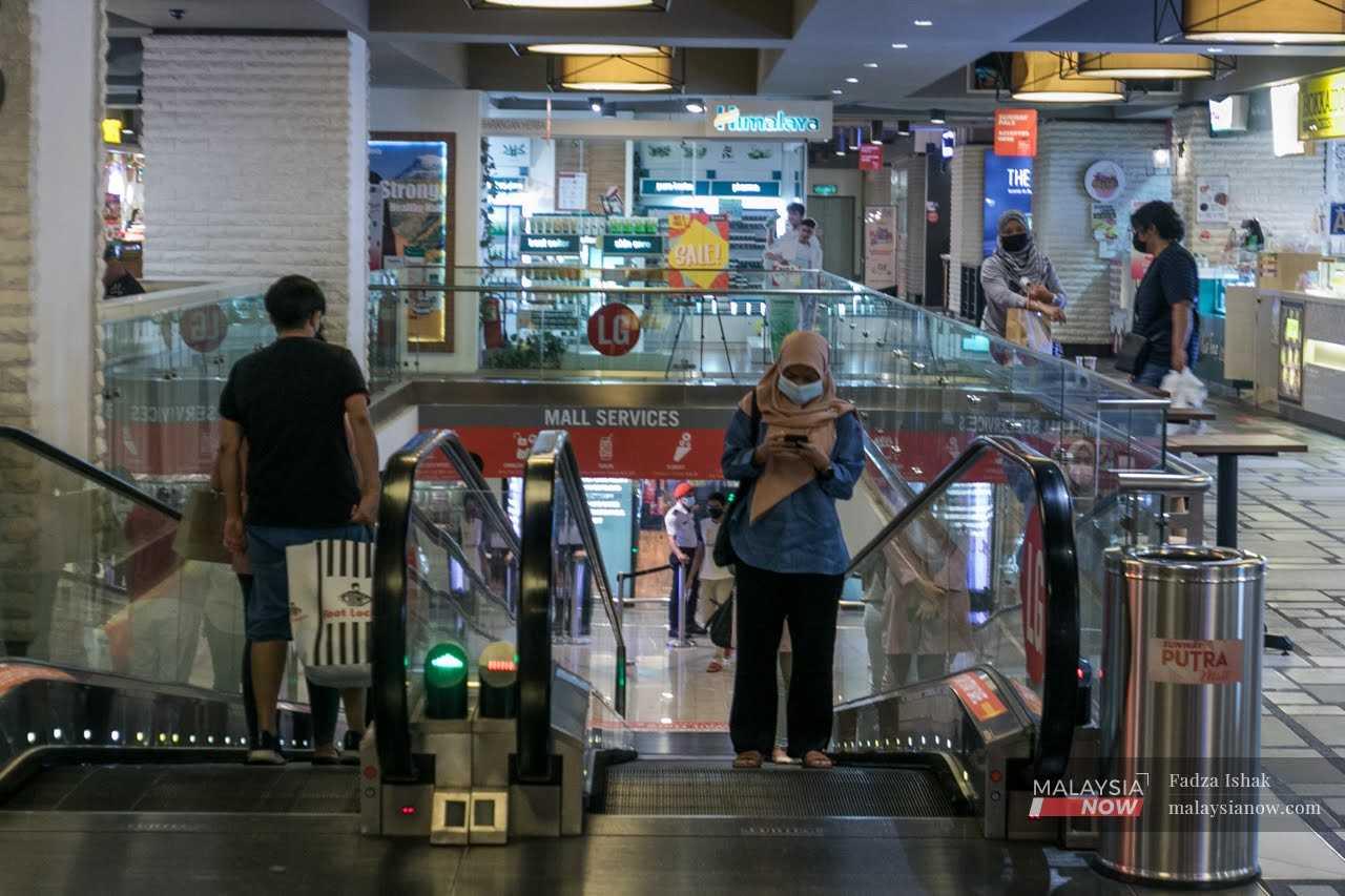 Orang ramai memakai pelitup muka di dalam pasar raya di ibu negara Kuala Lumpur.
