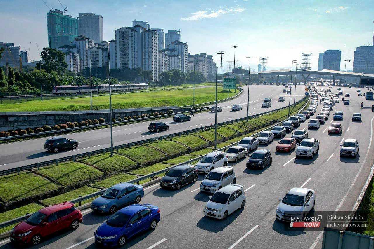 Aliran trafik tinggi dijangka berlaku di lebuh raya utama dalam negara berikutan cuti Hari Raya Aidiladha hujung minggu ini.