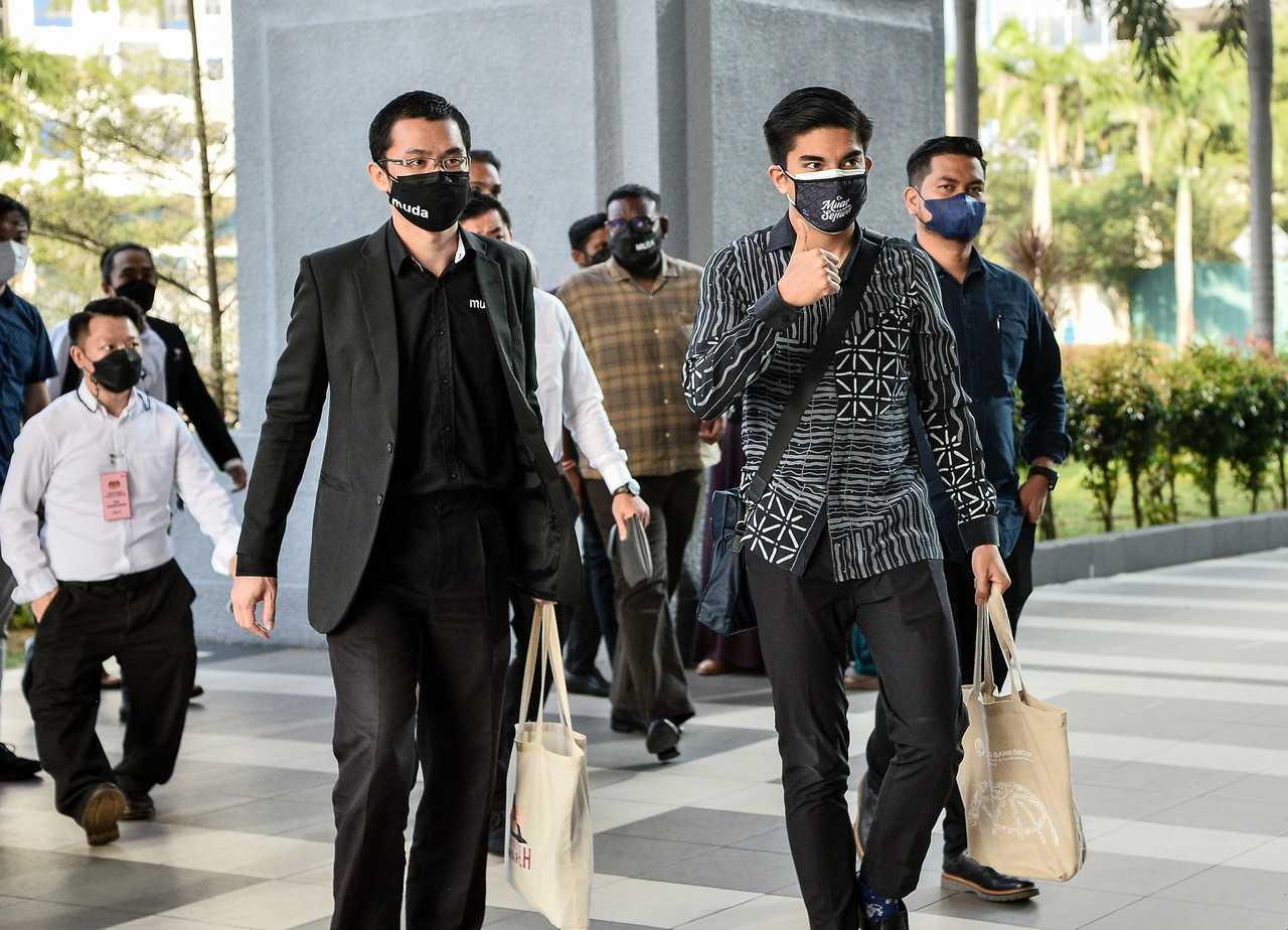 Muar MP Syed Saddiq Syed Abdul Rahman (right) arrives at the Kuala Lumpur court complex today. Photo: Bernama
