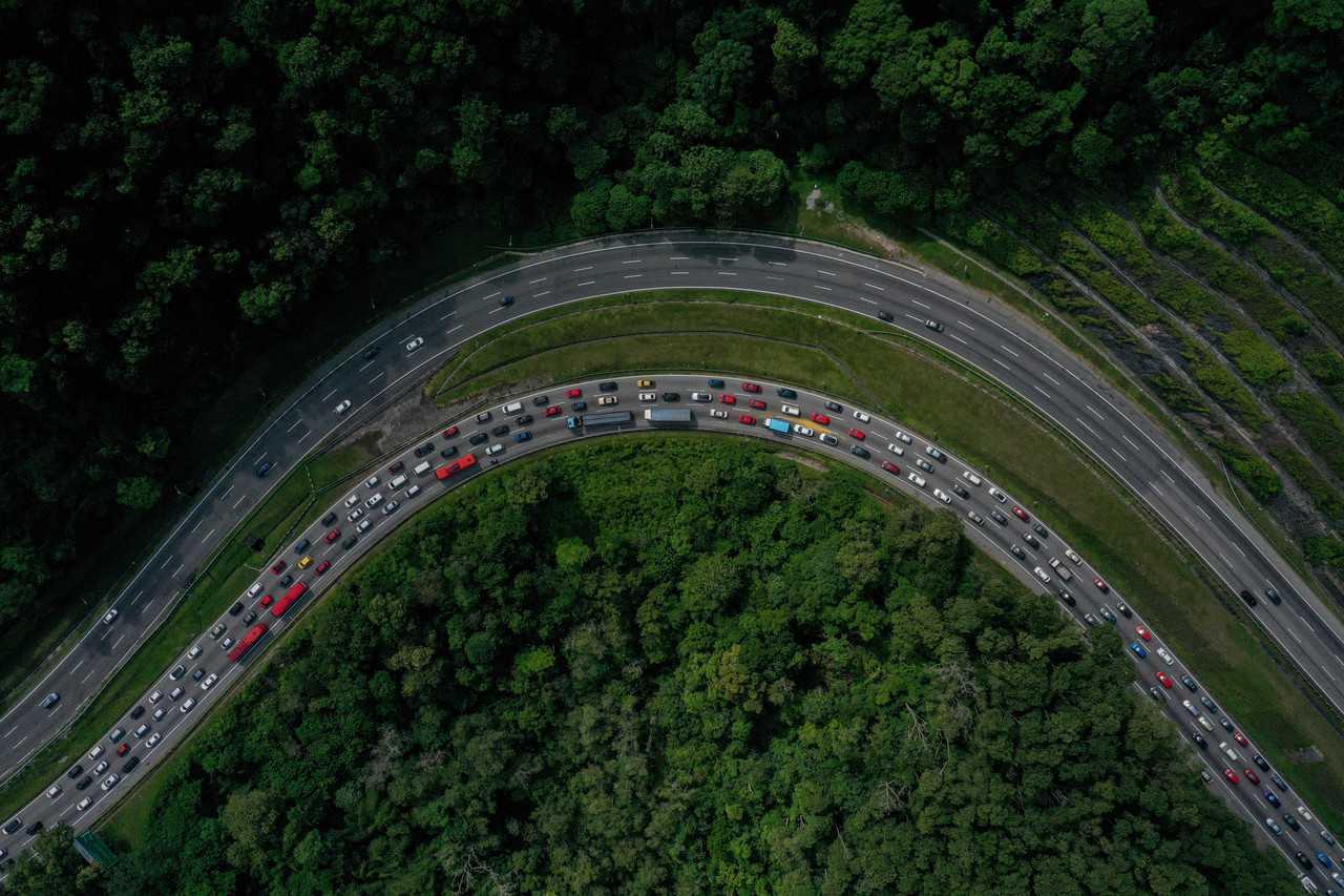 Pemandangan udara aliran trafik perlahan di lebuh raya menuju ke Pantai Timur susulan pergerakan orang ramai untuk pulang ke kampung menjelang sambutan Aidiladha yang akan disambut oleh umat Islam esok ketika tinjauan aliran trafik hari ini. Gambar: Bernama