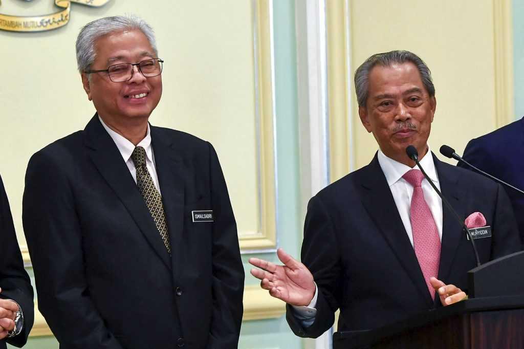 Bekas perdana menteri Muhyiddin Yassin bersama Perdana Menteri Ismail Sabri Yaakob dalam sebuah sidang media di Putrajaya. Gambar: Bernama