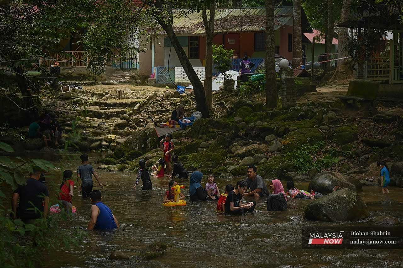 Orang ramai berkelah bersama keluarga di Sungai Congkak, Selangor sempena musim cuti.