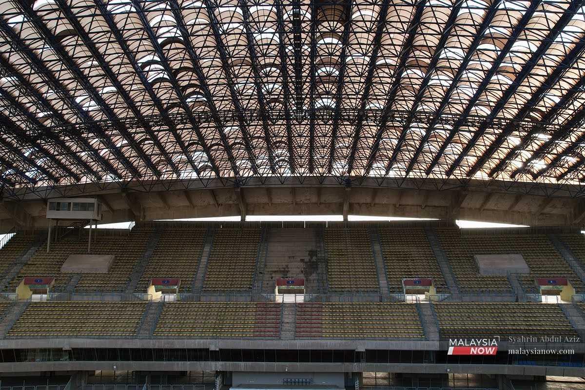 Dari dalam stadium, jelas kelihatan bumbung stadium yang sudah lompong.