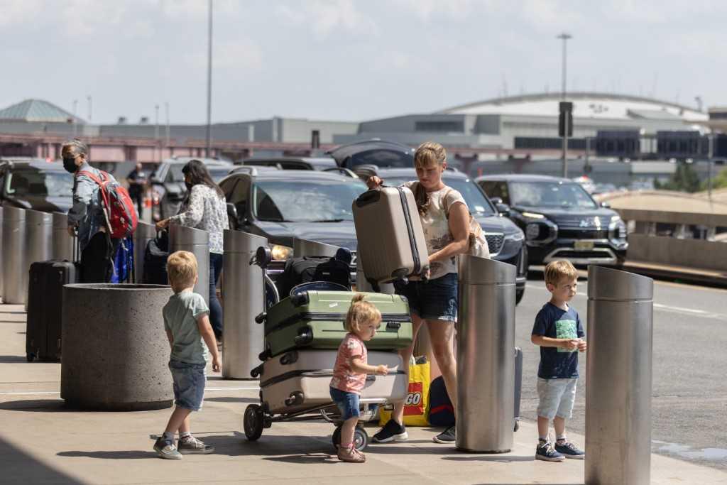 A traveler holds a luggage at Newark Liberty International Airport on July 1, in Newark, New Jersey. Photo: AFP
