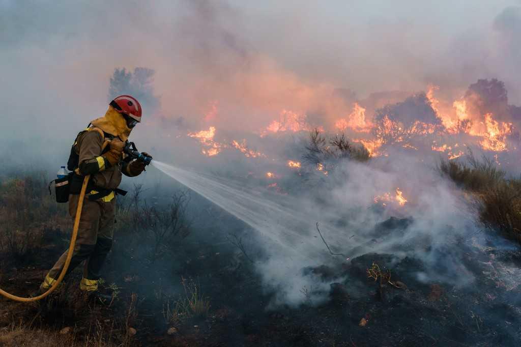 Anggota bomba berusaha untuk memadamkan kebakaran hutan di beberapa kawasan di Sepanyol yang tercetus akibat gelombang panas sejak Jun lalu. Gambar: Bernama