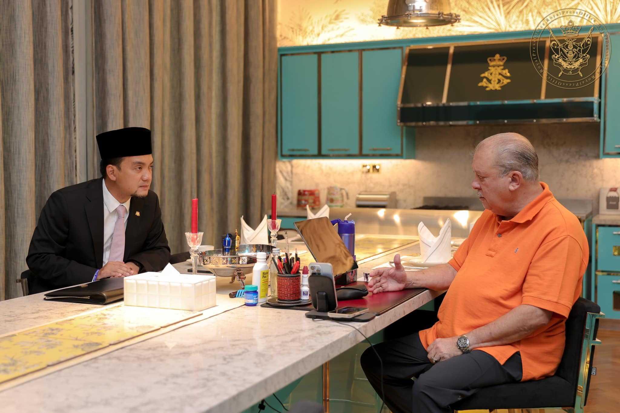 Menteri Besar Johor Onn Hafiz dalam sebuah pertemuan dengan Sultan Johor. Gambar: Facebook