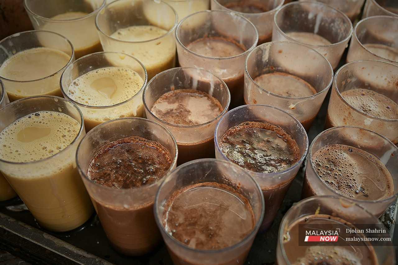 Selain teh o ais, Huri Teh Tarik Dangdut turut menyediakan Milo ais, Nescafe ais dan satu lagi kegemaran ramai – teh tarik. Minuman-minuman ini dijual pada harga RM2.60 setiap satu.