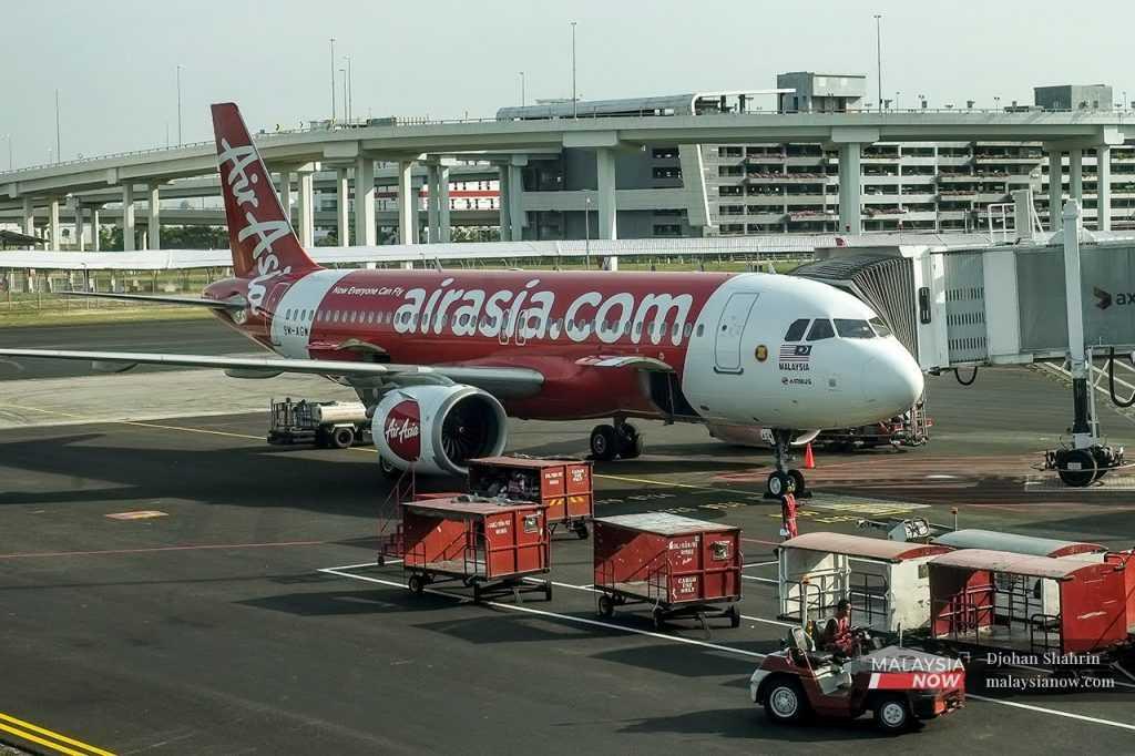 Pesawat AirAsia menunggu penumpang masuk di KLIA, Sepang.