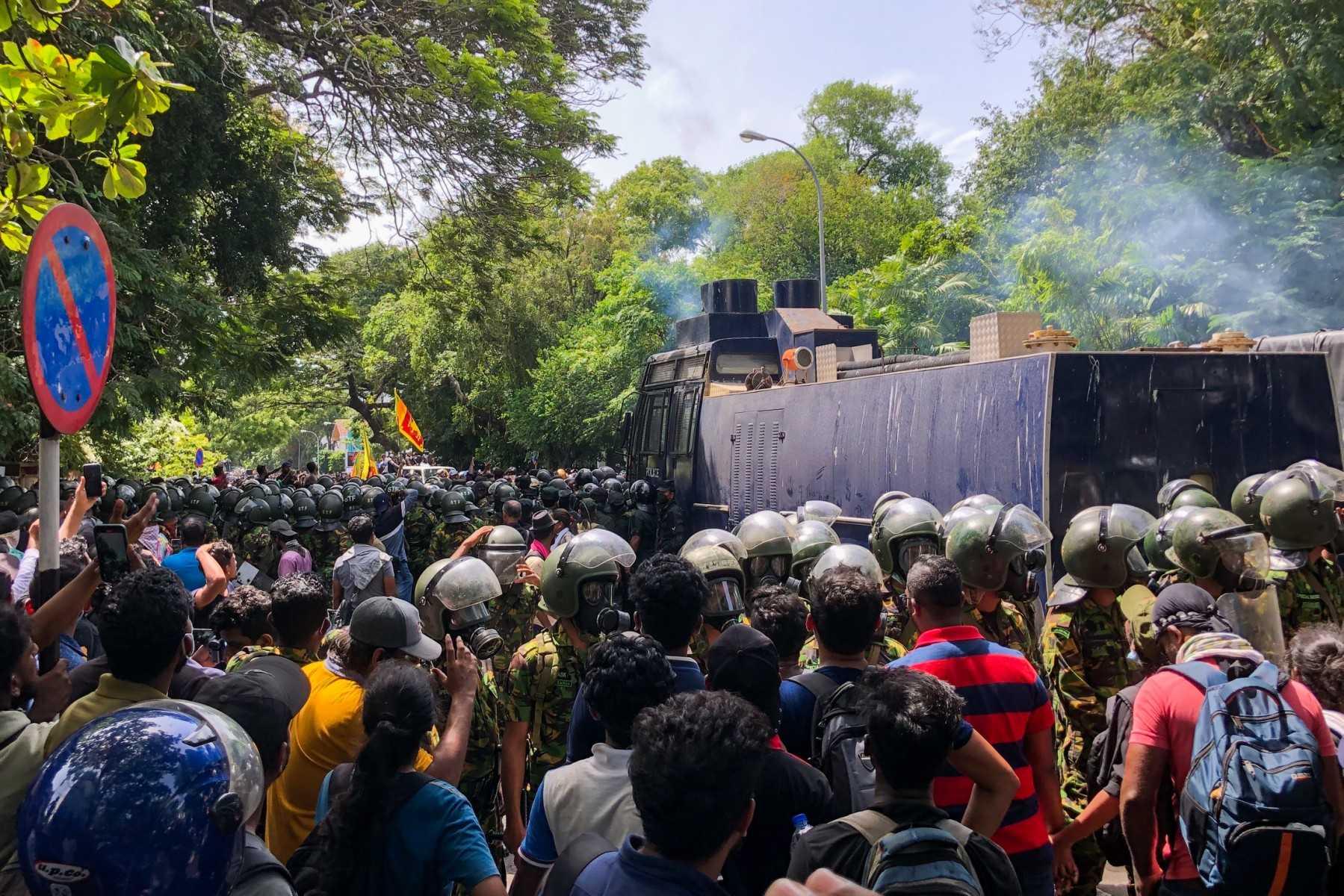 Penunjuk perasaan menyertai protes anti kerajaan di luar pejabat perdana menteri Sri Lanka di Colombo. Gambar: AFP