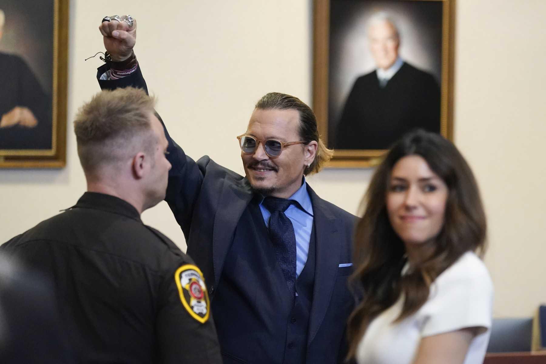 Pelakon Johhny Depp mengangkat tangan tanda kemenangan di mahkamah selepas penghujahan akhir di mahkamah Fairfaz County, Virgina pada Mei lalu. Gambar: AFP