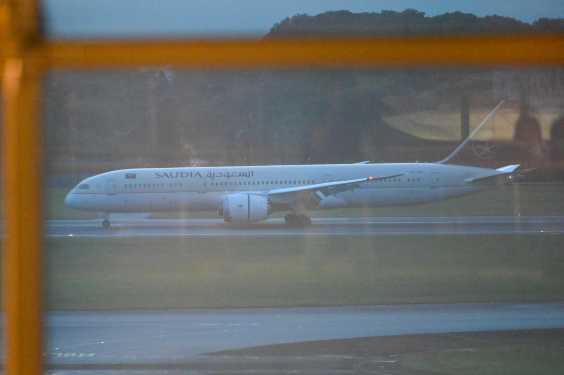 Pesawat Boeing 787 Saudia Airline yang dipercayai membawa presiden Sri Lanka dilihat mendarat di Lapangan Terbang Changi, SIngapura. Gambar: AFP