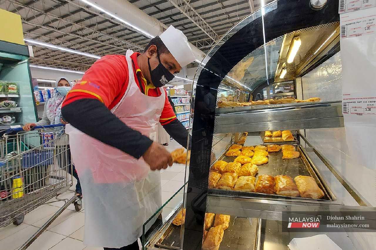 Seorang pekerja asing warga Bangladesh menyiapkan pesanan pelanggan di sebuah kedai makanan di Kuala Lumpur.