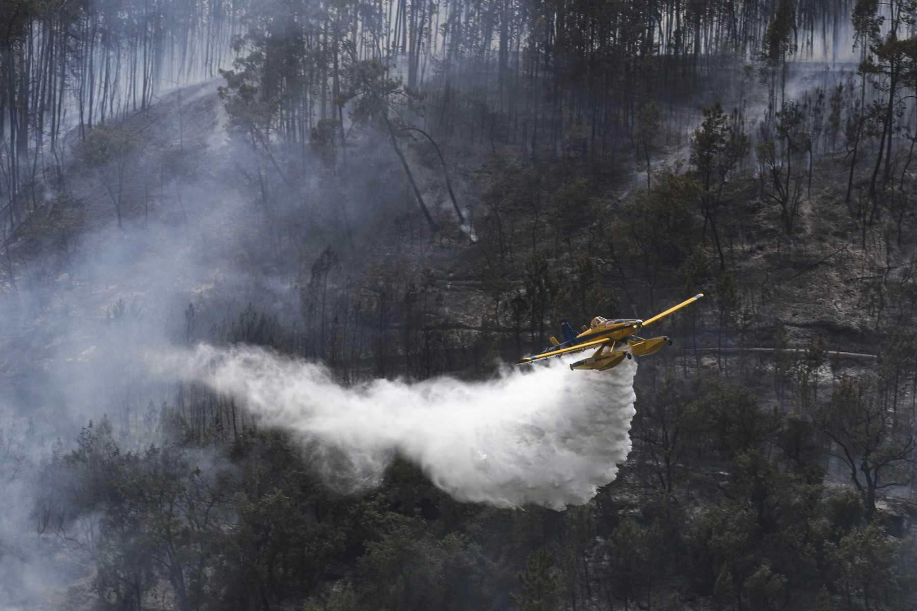 Pesawat AT-802F 'Fire Boss' menyertai usaha memadamkan kebakaran hutan akibat gelombang haba di Espite, Ourem pada 13 Julai. Gambar: AFP
