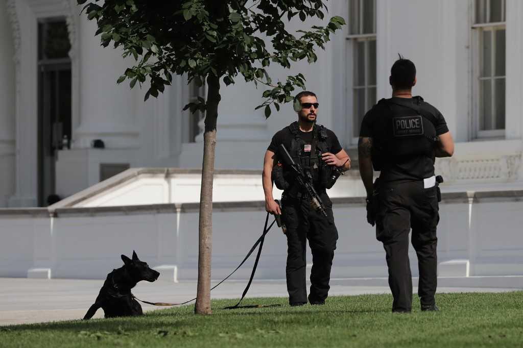 Secret Service officers stands guard on the North Lawn of the White House on May 31, 2017 in Washington, DC. Photo: AFP