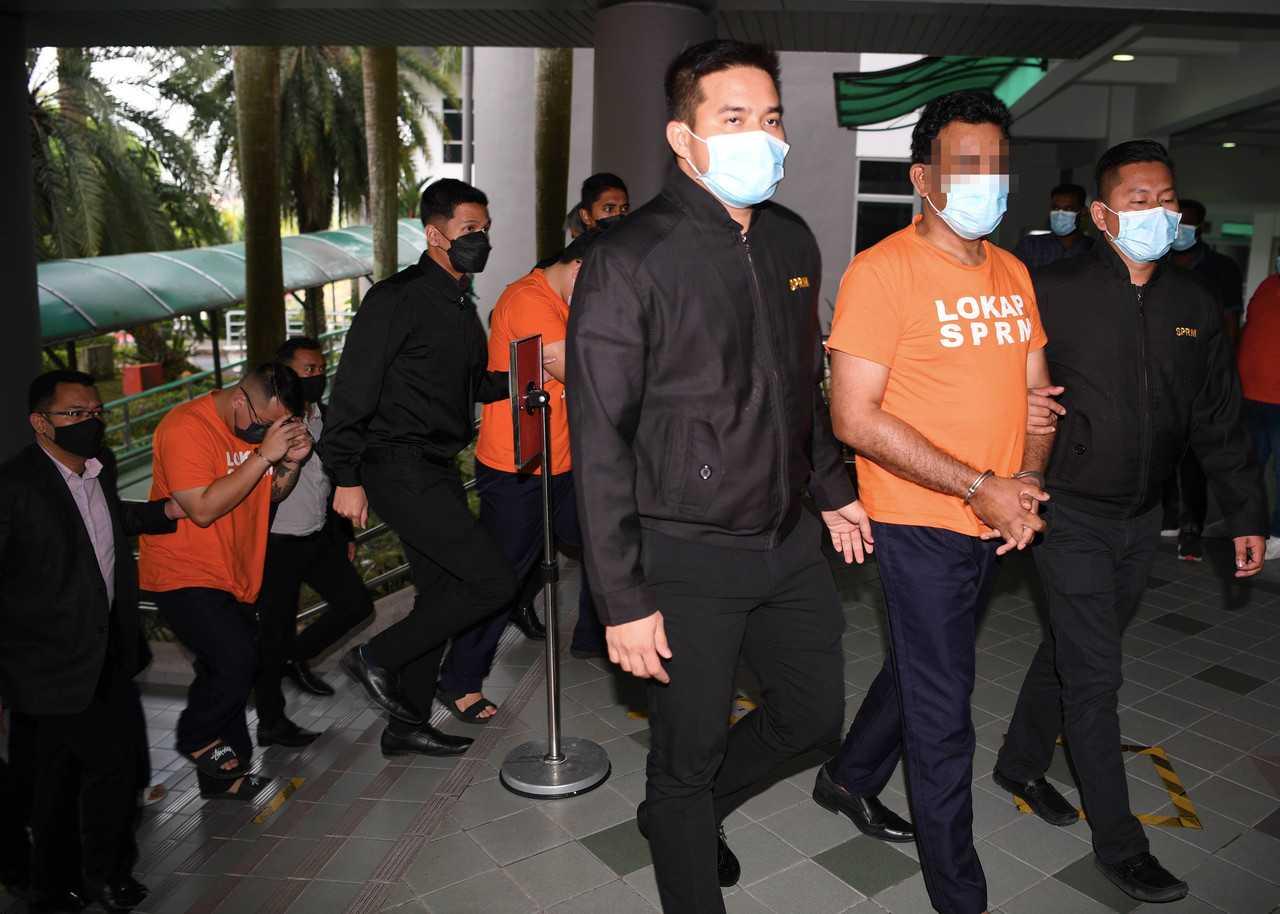 Empat individu dari 37 suspek direman tiga hari bagi membantu siasatan isu tuntutan palsu insentif PenjanaKerjaya di Kompleks Mahkamah Shah Alam semalam. Gambar: Bernama