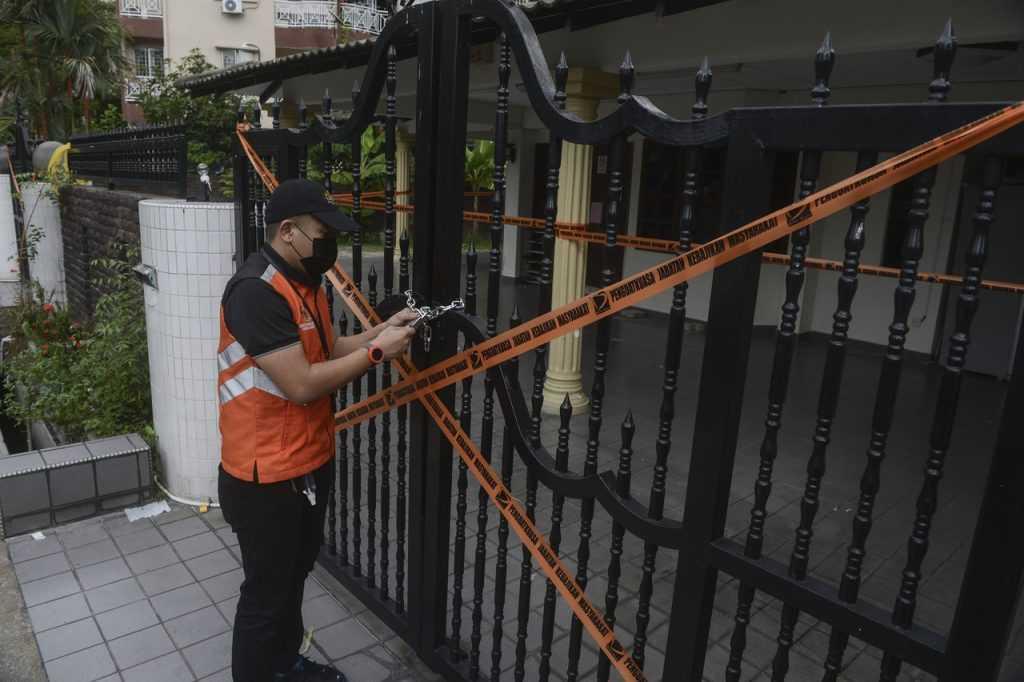 An official from the welfare department seals the premises of Rumah Bonda in Kuala Lumpur in this file picture dated July 2021. Photo: Bernama