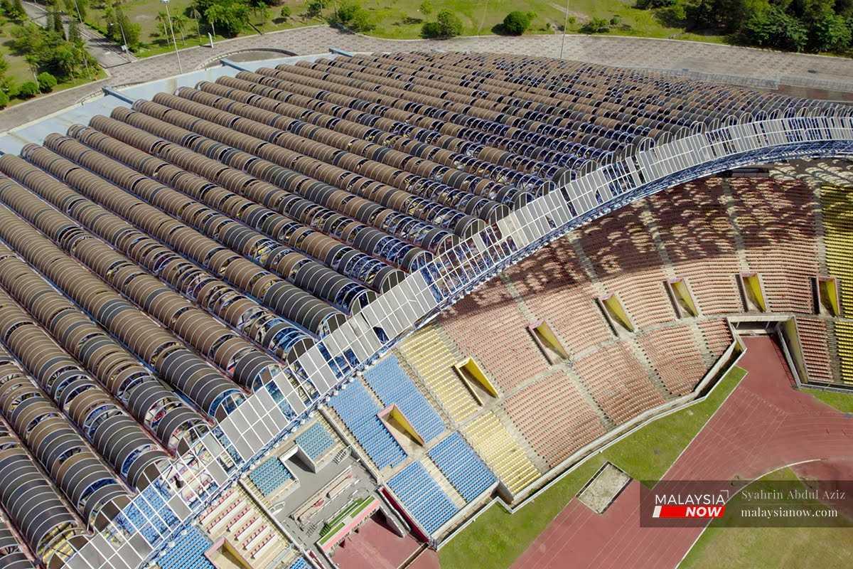 Keadaan bumbung Stadium Shah Alam yang lompong dan kemudahan rosak menyebabkan ia tidak lagi boleh digunakan.