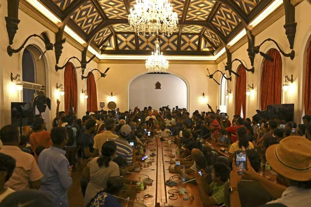 People crowd inside the Sri Lanka's presidential palace, in Colombo on July 10, a day after it was overrun by anti-government protesters. Photo: AFP