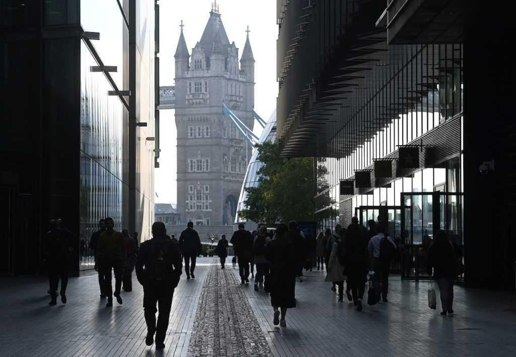 Pejalan kaki berjalan di Tower Bridge, London untuk ke tempat kerja. Gambar: Reuters