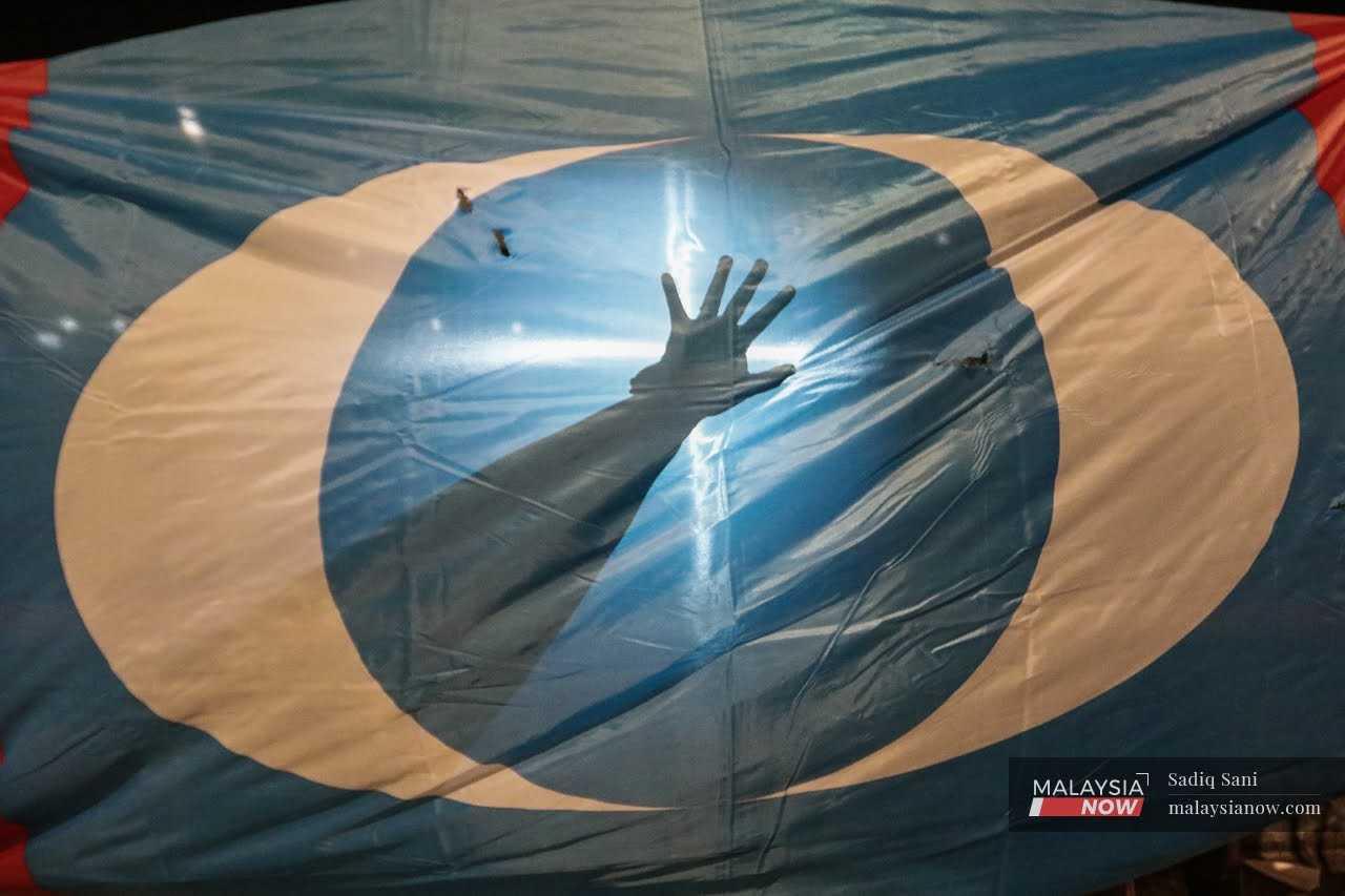 PKR dikatakan mengikut rentak Umno dalam isu berkaitan Melayu, raja dan Islam.