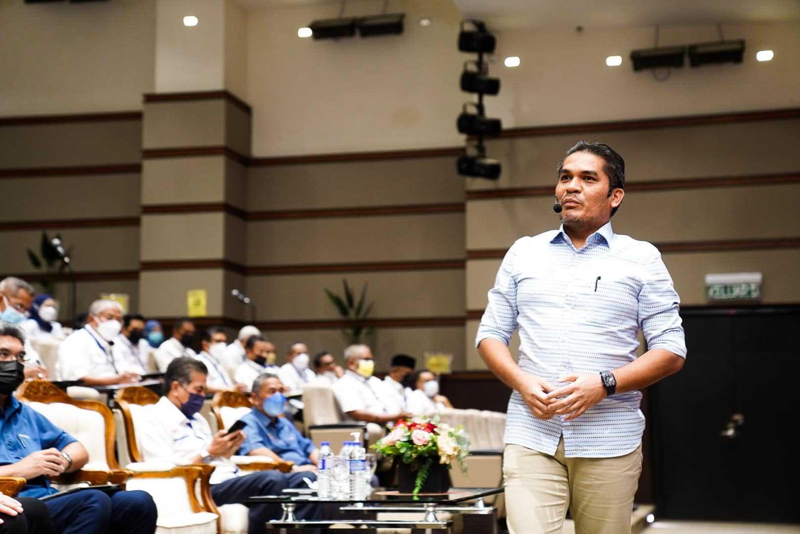 Menteri Pendidikan Radzi Jidin ketika berucap pada Konvensyen PPD di Institut Aminuddin Baki, Bandar Enstek, Negeri Sembilan semalam. Gambar: Facebook