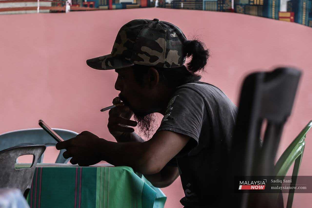 RUU yang melarang penjualan rokok kepada generasi muda dilihat boleh membantu golongan berpendapatan rendah di mana kos untuk tabiat itu boleh mencecah ratusan ringgit sebulan.