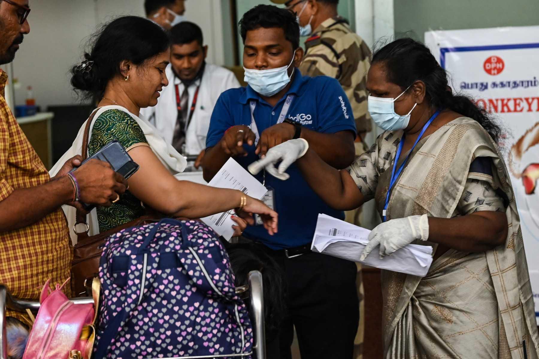 Petugas kesihatan membuat saringan gejala cacar monyet terhadap penumpang yang tiba dari luar negara di Lapangan Terbang Antarabangsa Anna, di Chennai pada 3 Jun. Gambar: AFP 