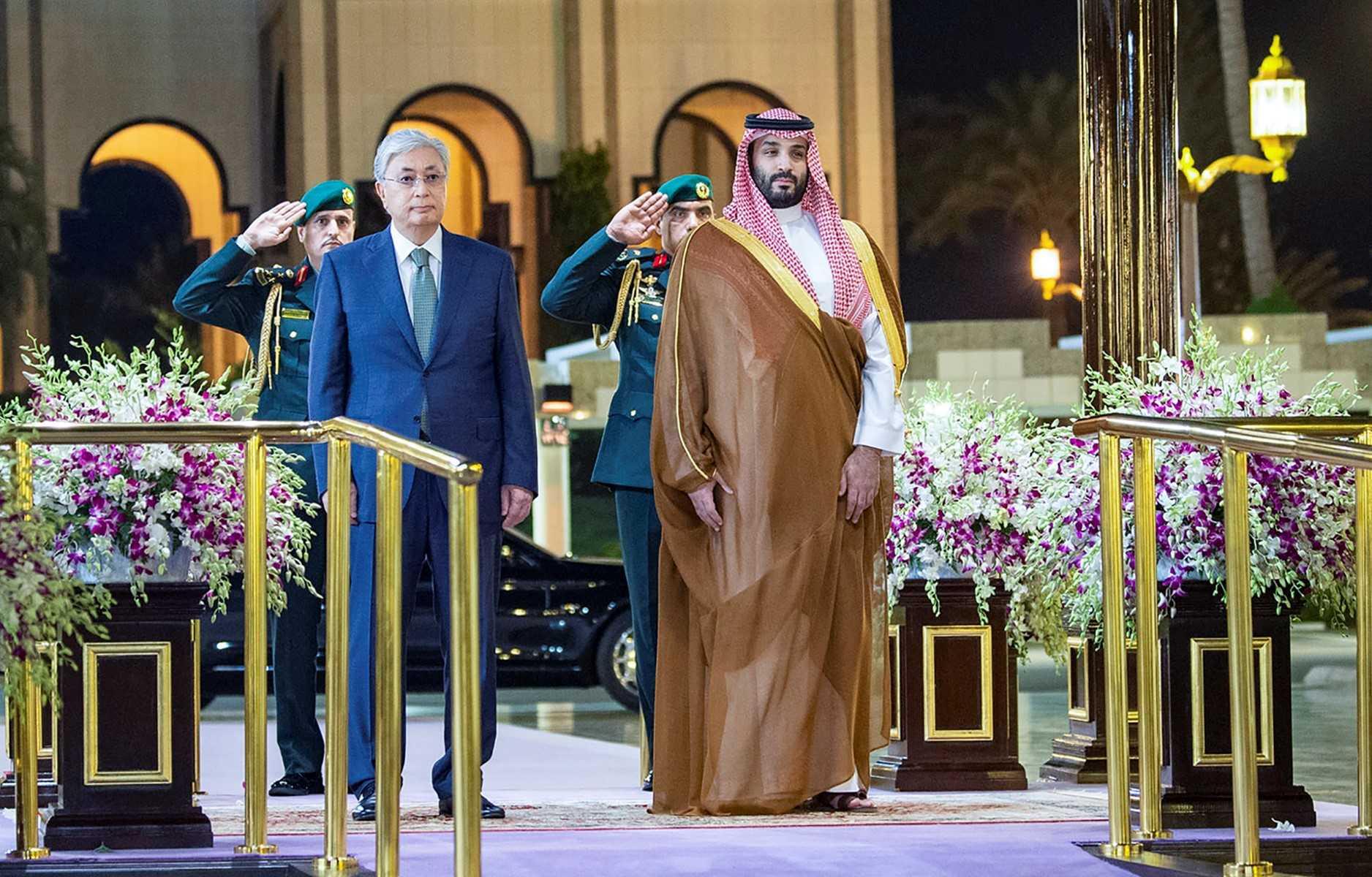 Putera Mahkota Arab Saudi Mohammed bin Salman (kanan) menerima lawatan rasmi Presiden Kazakhstan Kassym-Jomart Tokayev di Jeddah. Gambar: AFP