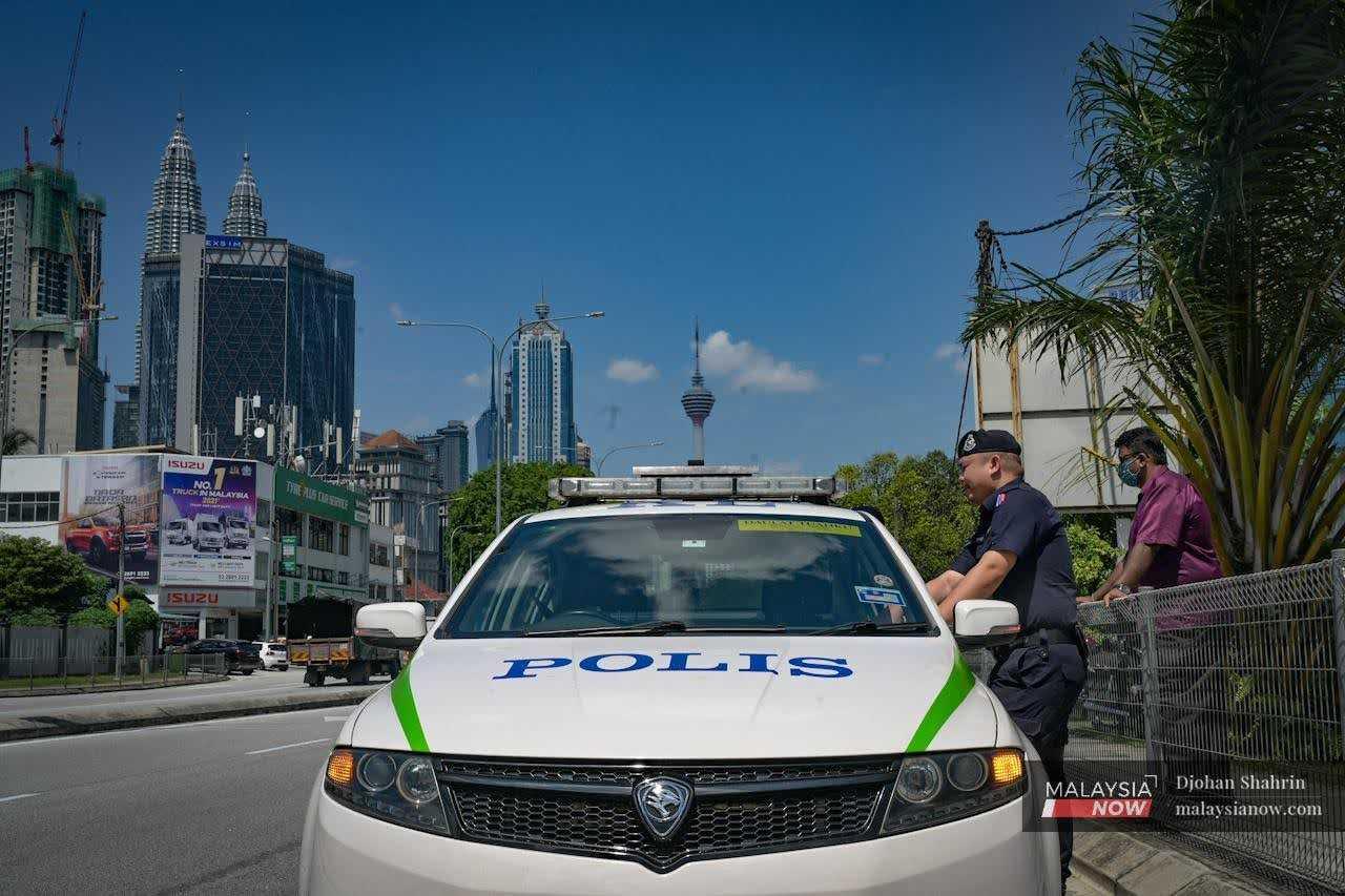 Gambar fail polis meronda di sekitar kawasan Kuala Lumpur pada Mei lalu.