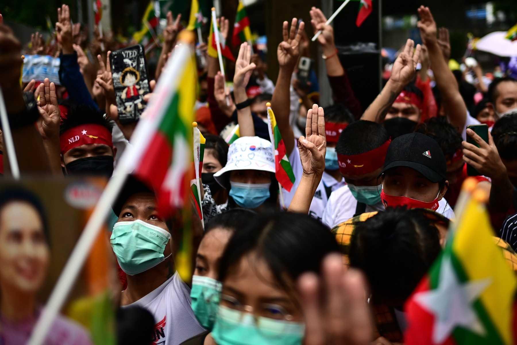 Penunjuk perasaan mengangkat isyarat tiga jari ketika protes terhadap junta Myanmar di kedutaan Myanmar, Bangkok. Gambar: AFP