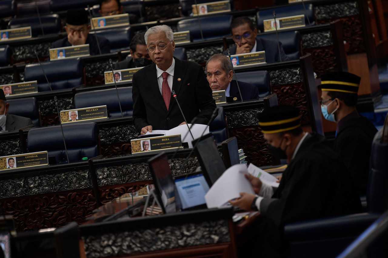 Perdana Menteri Ismail Sabri Yaakob ketika membentangkan RUU anti lompat parti di Dewan Rakyat hari ini. Gambar: Bernama