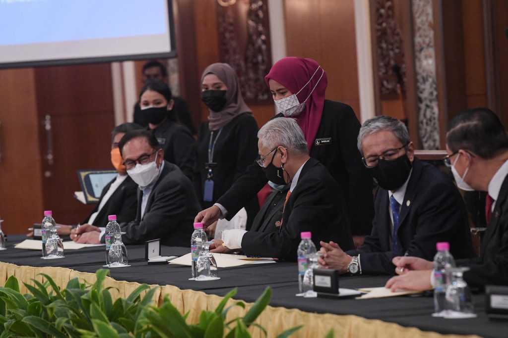 Prime Minister Ismail Sabri Yaakob (centre) at the signing ceremony of the memorandum of understanding with Pakatan Harapan leaders at Parliament on Sept 13, 2021, together with (from left) Amanah president Mohamad Sabu, PKR president Anwar Ibrahim, Dewan Rakyat Speaker Azhar Harun and DAP's Lim Guan Eng. Photo: Bernama
