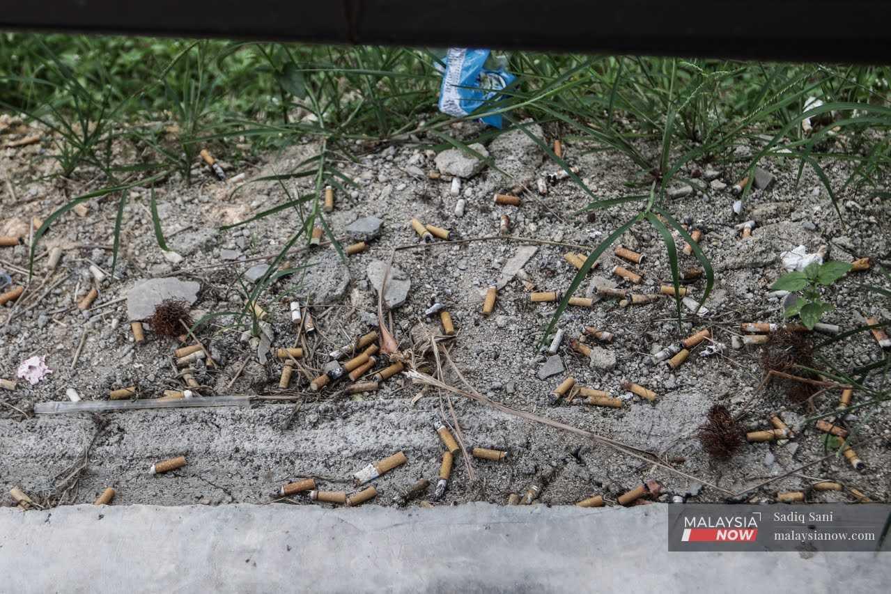 Puntung rokok bersepah di kaki lima sebuah restoran di Kuala Lumpur. Jika diluluskan, RUU Kawalan Tembakau dan Tabiat Merokok 2022 akan menjenayahkan penggunaan produk tembakau atau pengganti tembakau oleh mereka yang lahir selepas 2007.