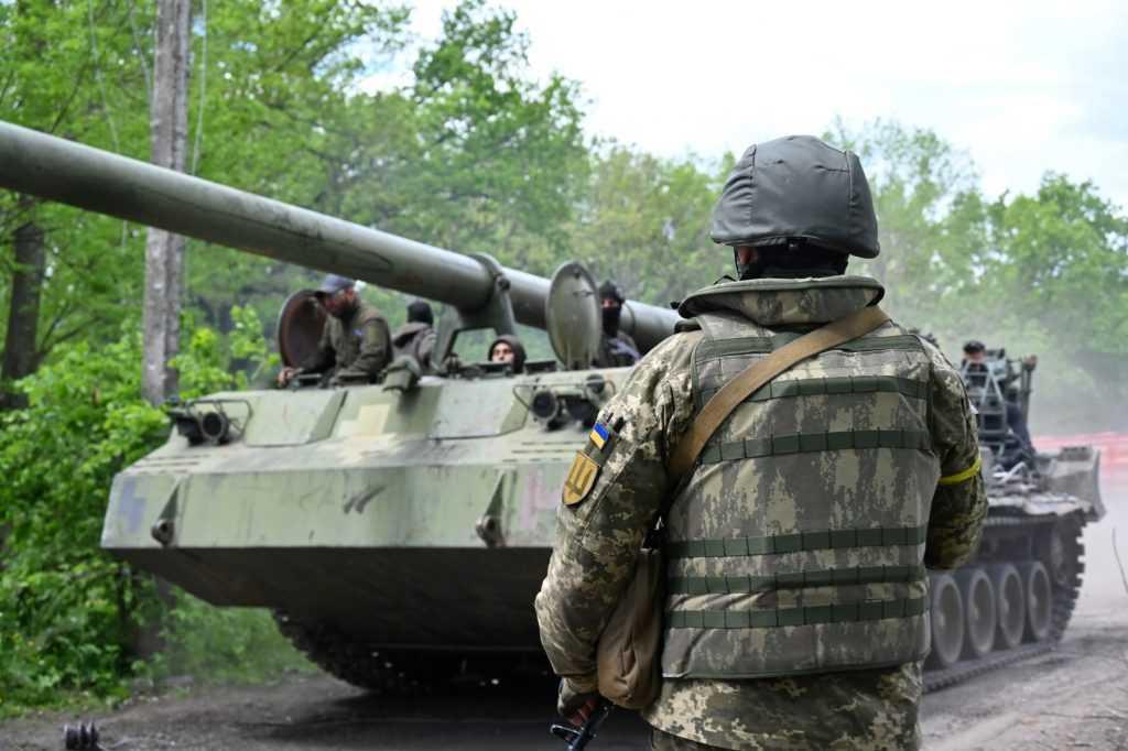 A Ukrainian serviceman looks at a self-propelled howitzer on a road in Kharkiv region on May 17, amid Russian invasion of Ukraine. Photo: AFP