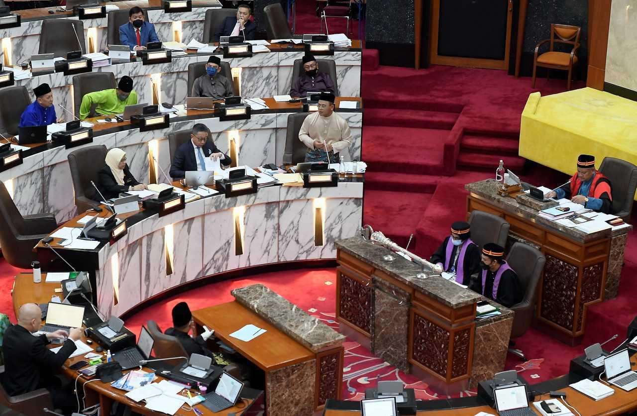 Selangor Menteri Besar Amirudin Shari (centre) answers a question at the state legislative assembly in Shah Alam today. Photo: Bernama