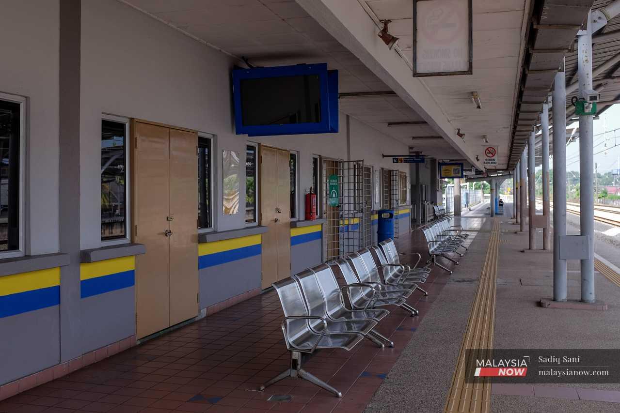 Stesen komuter Padang Jawa di Shah Alam kelihatan lebih lengang, tanpa kelibat penumpang.